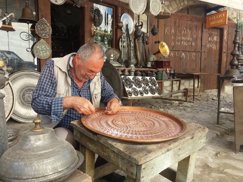 Salihli: Tarihi Kiliseler ve Manastırlar Salihli: Tarihi Kiliseler ve Manastırlar